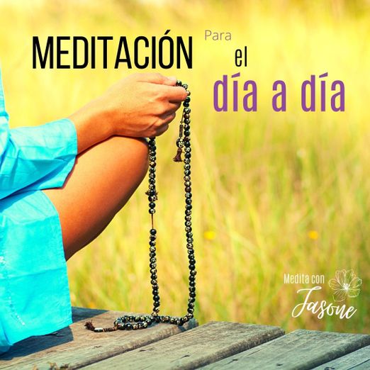 Persona sentada en el campo