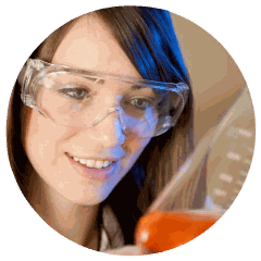 Investigadora trabajando