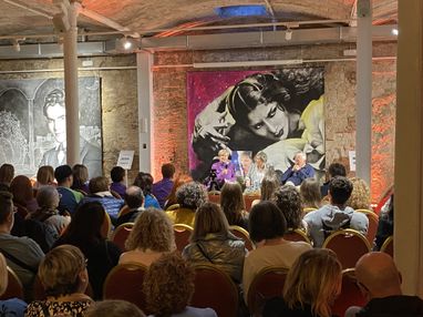 Foto preciosa de la presentación del Libro