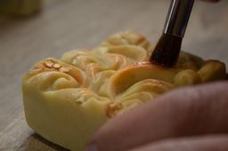 Imagen de como se personaliza una pastilla de jabón natural