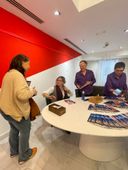 foto firmando libros
