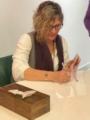 Foto Eva Ruth González firmando