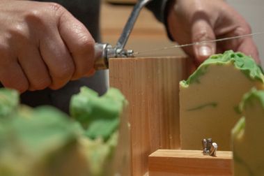 Lecciones extras del Curso Mímate un jabón esencial Imagen de como se trabaja con los jabones naturales