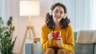 Persona escuchando la rádio con auriculares
