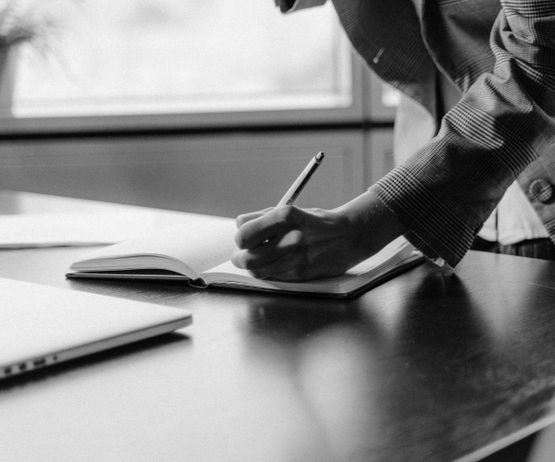 Anotando apuntes en una libreta