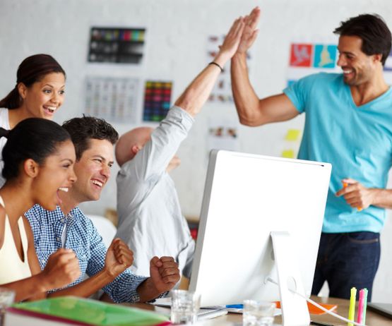 Personas satisfechas y alegres en formación