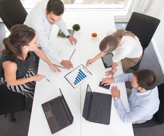 Personas trabajando en grupo