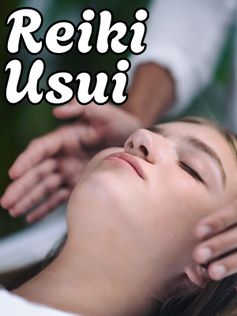 Manos aplicando terapia Reiki en conulta privada